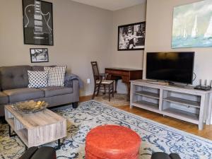ein Wohnzimmer mit einem Sofa und einem Flachbild-TV in der Unterkunft Lofts 206 - Cute And Cozy 1 Bedroom Loft in Clarksville