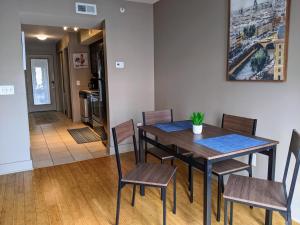 comedor con mesa y sillas en Lofts 206 - Cute And Cozy 1 Bedroom Loft en Clarksville