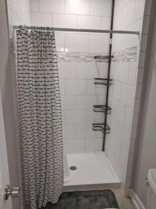 uma casa de banho com uma cortina de chuveiro em The Magnolia Suite At Hilltop Acres - Clarksville em Clarksville