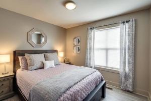 Un dormitorio con una cama grande y una ventana en The Lofts 211 In Historic Downtown Clarksville en Clarksville