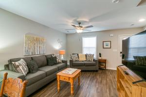 ein Wohnzimmer mit einem Sofa und einem Tisch in der Unterkunft Johnathans Place - 0,8 Mi From Downtown unit B in Clarksville