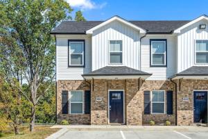 una casa de ladrillo con una puerta azul en Modern Condo Close To Downtown Clarksville en Clarksville