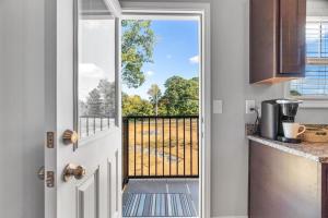 eine Küche mit einer Tür, die auf einen Balkon führt in der Unterkunft Modern Condo Close To Downtown Clarksville in Clarksville