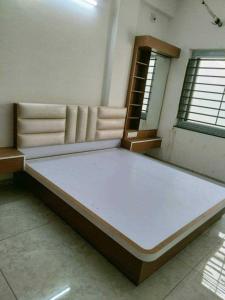 Habitación con cama grande en una habitación en OYO HOME RKR.inn, en Dabok