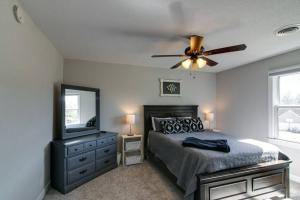 een slaapkamer met een bed en een plafondventilator bij The Loft At Hilltop Acres - Clarksville, Tennessee in Clarksville