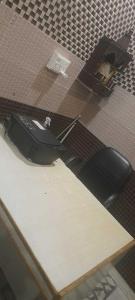 uma sanita em cima de uma mesa em OYO 81088 Hr Guest House em Kurukshetra