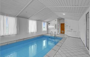 בריכת השחייה שנמצאת ב-Amazing Home In Hvide Sande With Indoor Swimming Pool או באזור