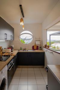 Kuchyň nebo kuchyňský kout v ubytování T4 STANDING ANSE MITAN 3 ILETS 95M2 plus 32M2 TERRASSE pergola et vue XXL + 12 fotografií