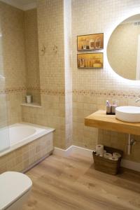 a bathroom with a tub and a toilet and a sink at Bonito y luminoso apartamento en Rosalía de Castro in Santiago de Compostela