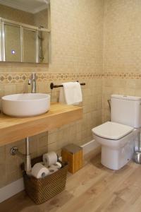 a bathroom with a sink and a toilet at Bonito y luminoso apartamento en Rosalía de Castro in Santiago de Compostela
