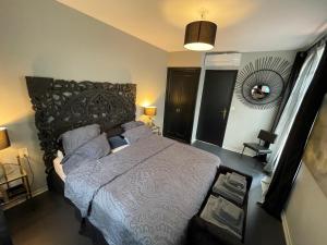 Posteľ alebo postele v izbe v ubytovaní Villa&spa 3 ch 6pers en ville 12 mn de la plage + 12 fotografií