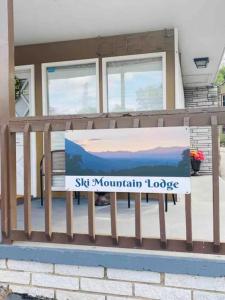 加特林堡的住宿－Ski Mountain Lodge，房屋前木栅栏上的标志