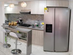 Η κουζίνα ή μικρή κουζίνα στο T11 Moderno apto con aire , en conjunto con piscina