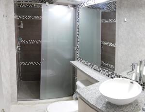 uma casa de banho com um WC, um lavatório e um chuveiro em SU APARTAMENTO NEIVA CON AIRE Acondicionado em Neiva
