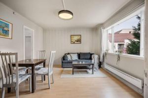 ein Wohnzimmer mit einem Tisch und einem Sofa in der Unterkunft Dinbnb Homes I 4-Bedroom Historical House in Romantic Surroundings in Bergen