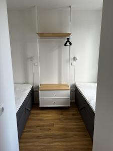 um quarto com 2 camas e uma mesa de madeira em Ferienhaus mit Zugang zum Wasser em Anjum