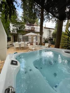 Bazén v ubytovaní Villa&spa 3 ch 6pers en ville 12 mn de la plage alebo v jeho blízkosti