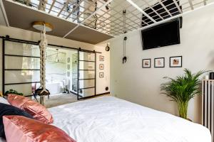 Un pat sau paturi într-o cameră la Secret Garden Apartment
