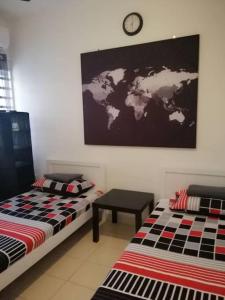 En eller flere senge i et værelse på #Guest House near Hub Education University Pagoh