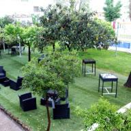un grupo de árboles sentados en un parque en Hotel Rural Mariblanca, en Sacedón