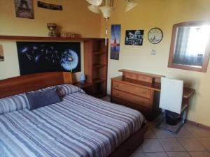 1 dormitorio con 1 cama, vestidor y reloj en Un bell incontro, en Borgo Ticino