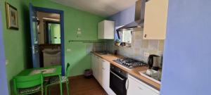 Kuchyň nebo kuchyňský kout v ubytování Agriturismo il fragolino