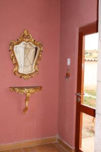 lustro na ścianie obok drzwi w obiekcie Alojamiento Exclusivo en el Valle Sagrado w Cuzco