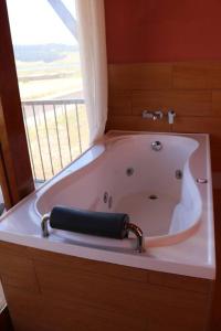 eine Badewanne in einem Zimmer mit Fenster in der Unterkunft Alojamiento Exclusivo en el Valle Sagrado in Cusco