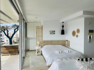 Postel nebo postele na pokoji v ubytování Sea View Luxury Studio Palaio Faliro