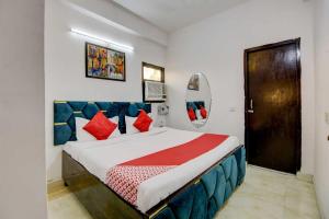 Un pat sau paturi într-o cameră la OYO Flagship Decent Residency