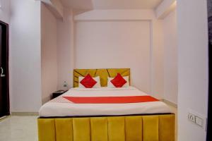 Un pat sau paturi într-o cameră la OYO Flagship Decent Residency