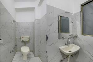 Salle de bains dans l'établissement OYO Flagship Decent Residency