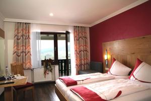 Postel nebo postele na pokoji v ubytování Gasthof-Hotel Dilger