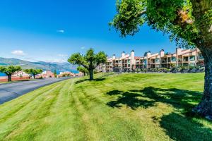 uma área relvada em frente a um grande edifício de apartamentos em Lake Chelan Shores Happy Days 19 2 em Chelan