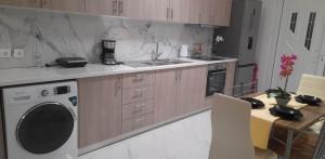 Η κουζίνα ή μικρή κουζίνα στο A&J Apartments