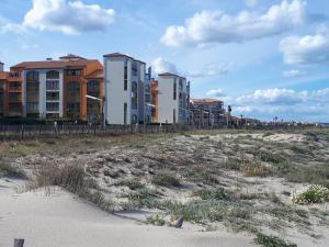 una fila de edificios de apartamentos en la playa en Charmant studio rénové vue mer 3 pers Wifi Box TV, en Le Barcarès
