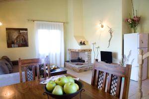 cocina y sala de estar con mesa y sillas en Villa Fotini, en Lefkada