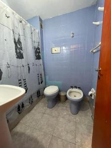 y baño con aseo, bidet y lavamanos. en Bariloche Natural en San Carlos de Bariloche