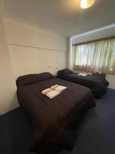 1 dormitorio con 2 camas grandes y almohadas en Bariloche Natural en San Carlos de Bariloche