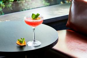 een drankje in een martini glas zittend op een tafel bij AC Hotel by Marriott Santiago Costanera Center in Santiago