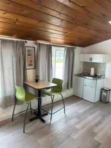 cocina con mesa y sillas en una habitación en New Hope Lodge, en New Hope
