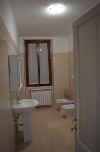 uma casa de banho com 2 lavatórios e 2 WC em Casa degli Ulivi em Salò
