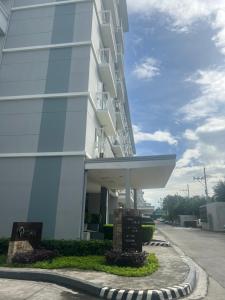 un bâtiment blanc avec un panneau devant lui dans l'établissement OK KADA Budget Inn MANILA QC, à Manille