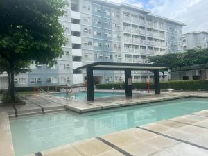 une piscine en face d'un grand bâtiment dans l'établissement OK KADA Budget Inn MANILA QC, à Manille