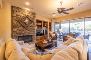 uma sala de estar com um sofá e uma lareira em Gilbert Santa Fe em Queen Creek