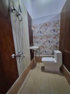 ein Bad mit einem WC und einem Waschbecken in der Unterkunft OYO Hotel Shubham Palace in Aligarh