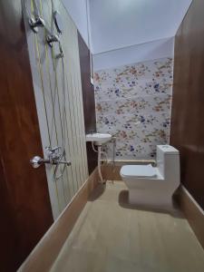 uma casa de banho com um WC e um lavatório em OYO Hotel Shubham Palace em Alīgarh