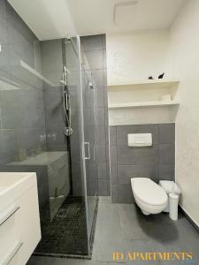 een badkamer met een toilet en een glazen douche bij ID Apartment in Vir