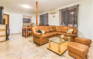 Гостиная зона в Gorgeous Apartment In Marcana With Outdoor Swimming Pool