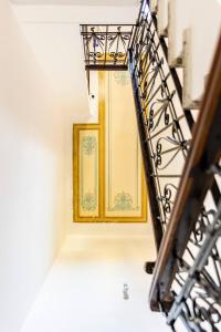 une cage d'escalier avec une fenêtre jaune dans un bâtiment dans l'établissement La Corte Albenga, à Albenga